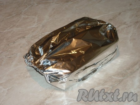 Накрыть форму фольгой и отправить в разогретую до 180 градусов духовку на 1 час.
