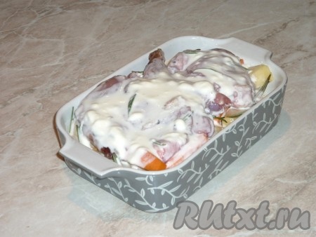 Сметану соединить с водой, по желанию можно добавить выдавленный через пресс чеснок. Полить сметанным соусом кролика с овощами.&nbsp;
