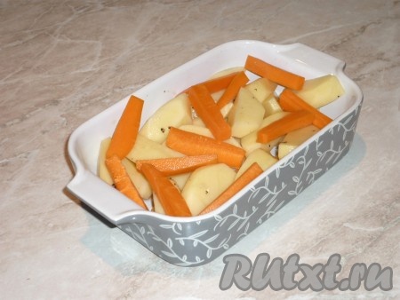 Поверх картофеля выложить морковные брусочки. Посолить и поперчить по вкусу. 