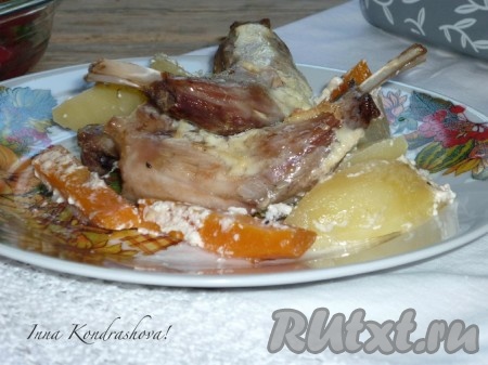 Аппетитный, вкусный кролик в сметане, запеченный с картошкой в духовке, готов. Подавать в горячем виде со свежими овощами или лёгким овощным салатом.&nbsp;
