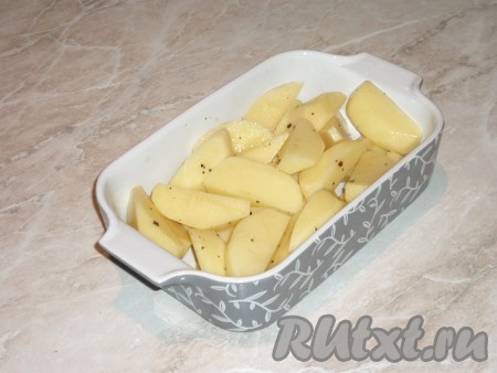 Картошку и морковь очистить и вымыть холодной водой. Картофель нарезать крупными дольками, а морковь - брусочками. Жаропрочную форму смазать растительным маслом и выложить нарезанную картошку.&nbsp;

