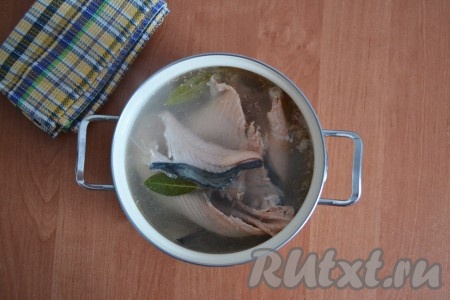 Хребты вымыть под проточной водой и разрезать на несколько частей, чтобы поместились в кастрюлю. Кастрюлю наполнить 2,5 литрами воды и поставить на огонь. Как только вода закипит, выложить хребты и лавровый лист. После закипания огонь уменьшить и проварить на слабом огне еще 10 минут.
