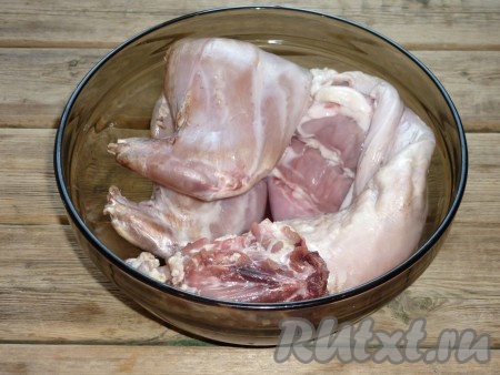 Мясо кролика вымыть под холодной проточной водой, обсушить бумажным полотенцем.&nbsp;
