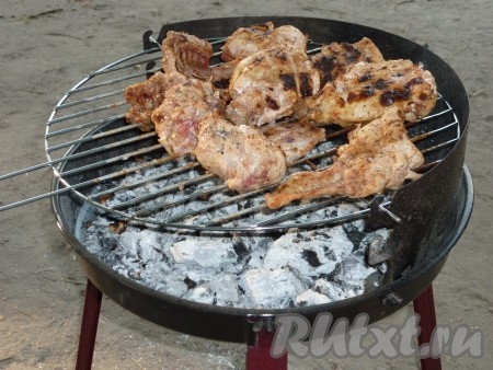 Запекать на мангале, периодически переворачивая, чтобы мясо не пригорело и равномерно прожарилось. Готовить шашлык около 30 минут, время приготовления зависит от размера кусочков кролика. Рёбрышки у нас прожарились быстрее, чем ножки, поэтому степень прожарки нужно контролировать.&nbsp;
