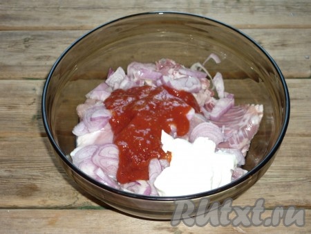 Всыпать приправу, соль и чёрный молотый перец по вкусу. Добавить сметану и кетчуп (кетчуп я использовала домашний, а сметану 20% жирности, сметану по желанию можно заменить на майонез или кефир). Всё хорошо перемешать, чтобы маринад покрыл каждый кусочек кролика. Накрыть миску с мясом фольгой или крышкой и отправить на 3-4 часа в холодильник, а ещё лучше на ночь, чтобы мясо хорошо замариновалось.&nbsp;
