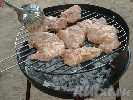 Разогреть угли. Мясо кролика выложить на решётку. 