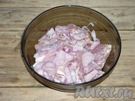 Лук очистить и нарезать кольцами, добавить к мясу.&nbsp;
