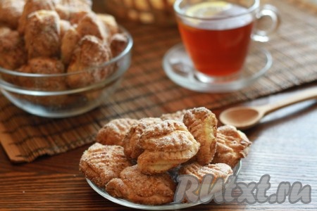 Нежное, вкусное, хрустящее творожное печенье "Гусиные лапки" достаньте из духовки, дайте немного остыть и подавайте к чаю. Вот так достаточно просто из творога с добавлением сливочного масла и сахара можно приготовить отличную выпечку для всей семьи!