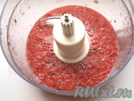 Измельчить, используя насадку "металлический нож". Полученное пюре посолить и поперчить по вкусу.
