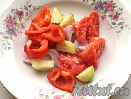 Огурец очистить от кожуры. Помидор поместить в кипяток на 1 минуту, затем очистить от кожицы. Перец очистить от семечек. Очистить лук.
