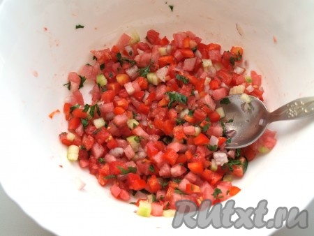 Часть овощей отложить, а вторую часть нарезать мелкими кубиками. Измельчить часть петрушки и соединить её с нарезанными овощами.
