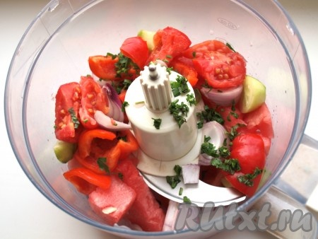 Оставшиеся овощи сложить в блендер вместе с арбузом, добавить оставшуюся петрушку. 