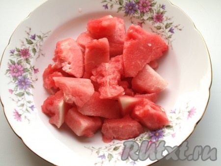 Нарезать кусочками мякоть арбуза, если попадаются косточки, их удалить.