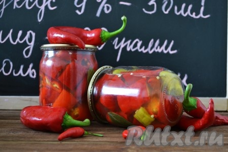 Аккуратно достать банки и закатать перчик стерильными крышками, перевернуть вверх дном и тепло укутать до полного остывания. Перец "Бараний рог", приготовленный по этому рецепту, подарит вам незабываемый вкус сочных, остреньких перчиков в долгие зимние вечера.
