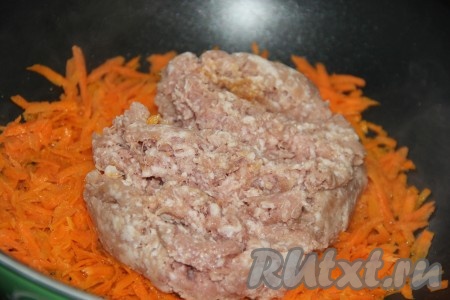 Затем добавить в сковороду фарш. Я использовала свиной фарш, но можно взять куриный или любой другой.&nbsp;
