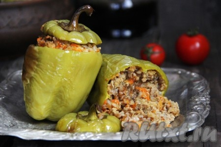 Перцы подать в горячем виде. К перчику можно подать любой соус или просто сметанку. Очень вкусные перцы, фаршированные гречкой и фаршем, получились.

