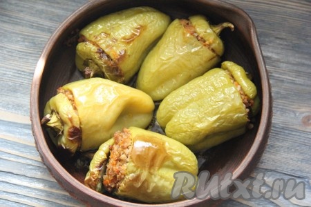 Запекать фаршированные перцы при температуре 200 градусов примерно 25 минут.
