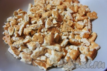 Печенье разломать на маленькие кусочки.