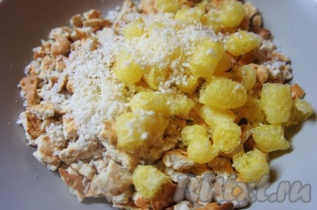 Добавить к печенью кукурузные шарики, кокосовую стружку.