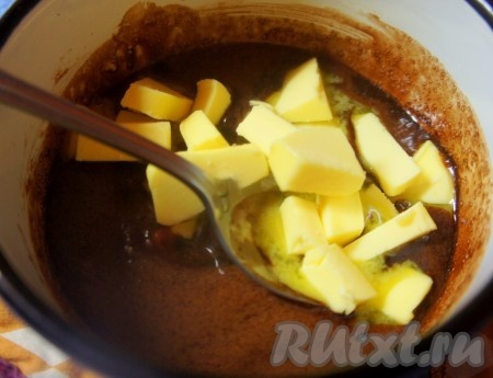 В тёплую "шоколадную" массу добавить сливочное масло. Хорошо перемешать до полного растворения масла.