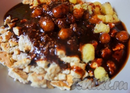 В миску с печеньем и кукурузными шариками добавить "шоколадную" массу.