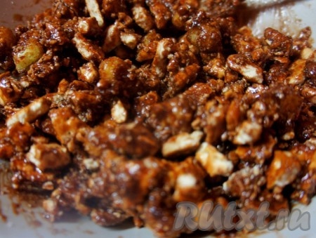 Добавить ликёр и всё тщательно перемешать.