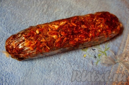 С помощью пищевой пленки плотно свернуть массу и придать ей форму колбаски. Дать полежать 10 минут при комнатной температуре, затем убрать в холодильник на 1 час.