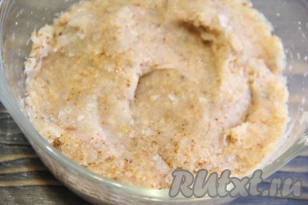 Всё тщательно перемешать. Фарш получится не жидкий.