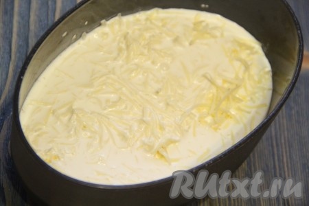 Соединить сыр и сливки.
