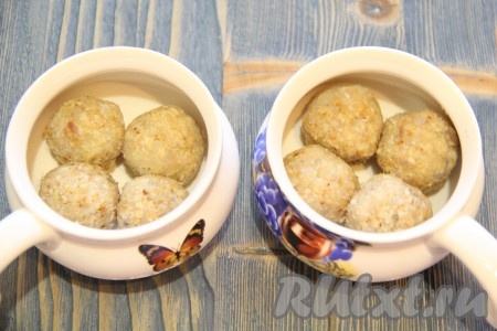 Сформировать из получившегося рыбного фарша круглые фрикадельки и выложить в форму. Я готовила фрикадельки в маленьких формочках для порционной подачи. Размер фрикаделек выбирайте сами, у меня с крупный грецкий орех.