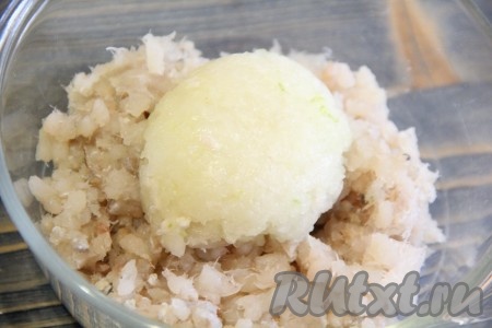 В рыбный фарш добавить измельченный лук и перемешать.