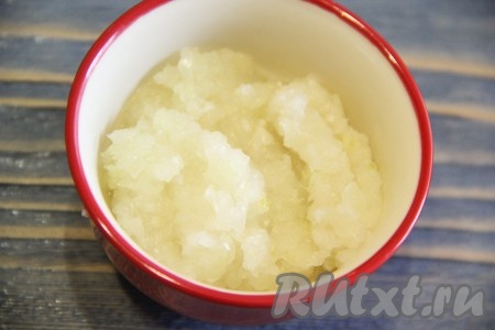 Лук очистить и пропустить через мясорубку. Можно измельчить лук в комбайне.