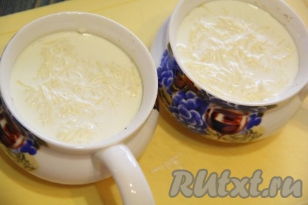 Залить фрикадельки из рыбного фарша получившейся сырно-сливочной смесью. Поставить формочки с фрикадельками в разогретую духовку и запекать при температуре 180 градусов примерно 20 минут. 