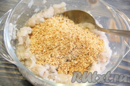 Затем добавить панировочные сухари, соль и специи. Можно добавить молотый перец или любую приправу для рыбы.