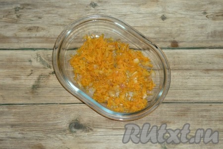 Лук и морковь очистить и вымыть под проточной водой. Лук нарезать кубиками, морковь натереть на тёрке. Обжарить овощи на растительном масле, помешивая, 5-7 минут. Добавить обжаренные овощи в суп.&nbsp;
