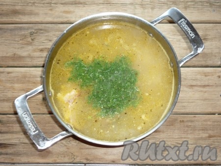 Суп убрать с огня и дать настояться под крышкой 10-15 минут.
