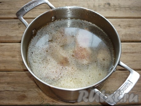 Залить мясо водой и отправить на плиту. Довести до кипения, убавить огонь и готовить 40-50 минут.