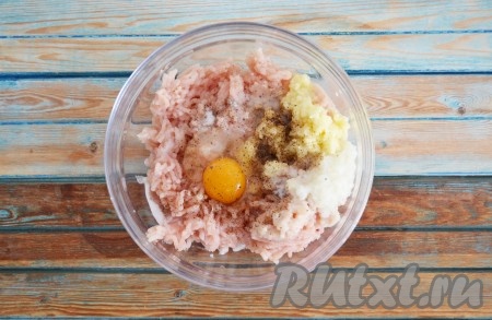 Добавить куриное яйцо, соль и душистый перчик. Тщательно вымесить фарш на протяжении 2-4 минут. Масса должна стать плотной и однородной.&nbsp;
