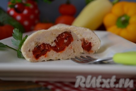 Вот так аппетитно выглядят в разрезе куриные котлеты с начинкой.
