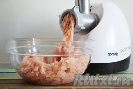 Куриное филе вымыть, нарезать на небольшие кусочки и пропустить через мясорубку (лучше использовать мелкую сеточку мясорубки).