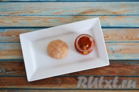 Края фарша завернуть, чтобы получилась котлетка. Она должна быть целая и ровная.
