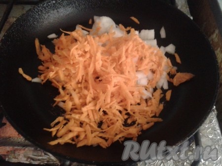 Готовим зажарку для супа, для этого лук нарезаем кубиками, морковь трём на тёрке. В сковороду наливаем подсолнечное масло и обжариваем лук с морковью, иногда помешивая, до золотистого цвета.
