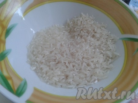Затем добавляем рис и нарезанный картофель, варим до полуготовности картошки.
