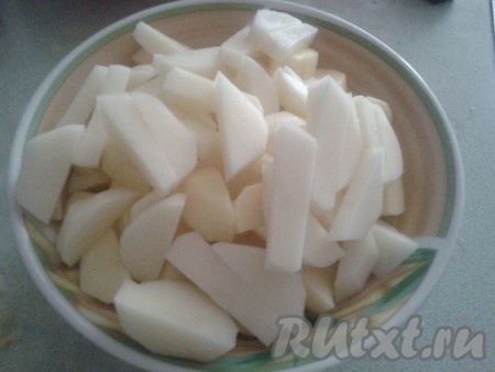 Затем добавляем рис и нарезанный картофель, варим до полуготовности картошки.