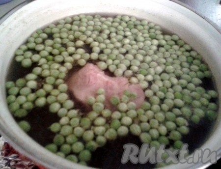 Суп начинаем варить с приготовления бульона. Мясо заливаем водой, доводим до кипения, пену снимаем и варим мясо до готовности. Затем мясо вынимаем и даём остыть. В кипящий бульон первым кладём зеленый горошек (у меня замороженный), провариваем его 10 минут.
