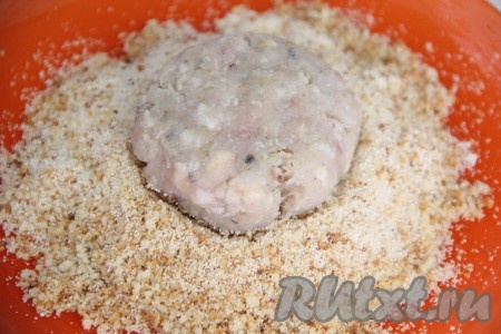 Из рыбного фарша сформировать котлеты. Для приготовления панировки смешать в соотношении 1:1 панировочные сухари и манку.
