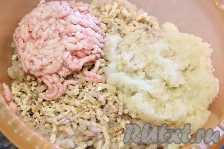 В глубокой миске соединить рыбный фарш, сало, хлеб и лук.