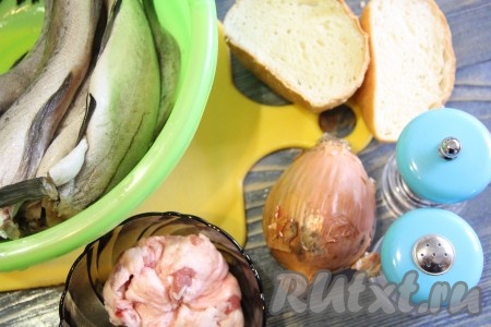 Подготовить продукты. Для приготовления котлет я использовала минтай в виде потрошёной рыбы. Если рыба замороженная, её нужно разморозить до состояния, когда филе можно будет отделить от костей. Можно купить филе. Сало я заранее срезала с жирных кусков мяса и заморозила впрок, вот для котлет оно мне и пригодилось.