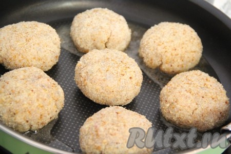 Масло влить в сковороду и поставить на огонь. Выложить котлеты из минтая с салом в сковороду.