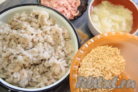 Филе минтая пропустить через мясорубку. Кусочки белого хлеба пропустить через мясорубку.

 